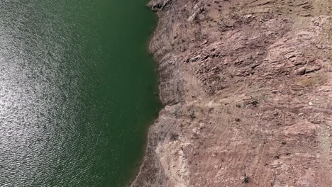 Vista-Aérea-De-Pájaro-Del-Pantano-Del-Embalse-De-Sau-A-Niveles-Extremadamente-Bajos,-Sequía