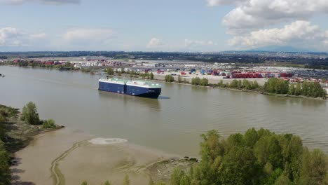 Vehículos-Portaaviones-Navegando-En-El-Río-Fraser-Cerca-De-Richmond-En-Bc,-Canadá