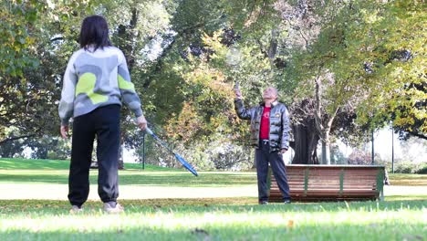 una pareja de ancianos jugando al bádminton en un parque