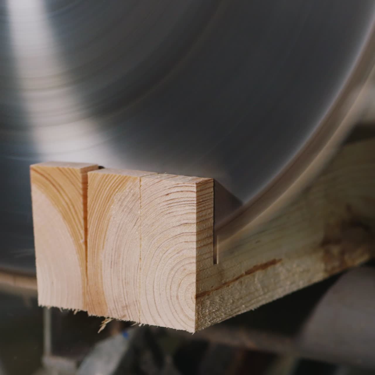 la sierra corta el extremo de la tabla