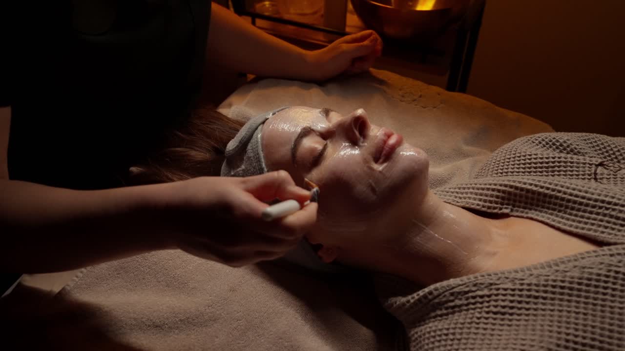 Kvinde får ansigtsmaskebehandling på et spa