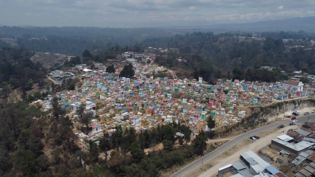 órbitas aéreas brillantes y coloridas cripta edificios en el cementerio de guatemala