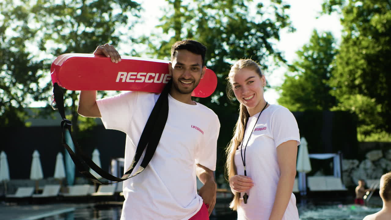 los socorristas hablando junto a la piscina.