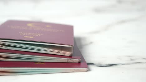una pila de pasaportes turcos