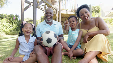 Retrato-De-Felices-Abuelos-Afroamericanos-Con-Nietos-En-El-Jardín,-En-Cámara-Lenta