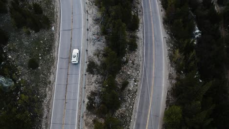 Blick-Von-Oben-Auf-Autos,-Die-Auf-Abgenutzten-Autobahnen-In-Den-Bergen-Colorados-Fahren