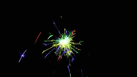 chispas de navidad coloridas contra un fondo negro