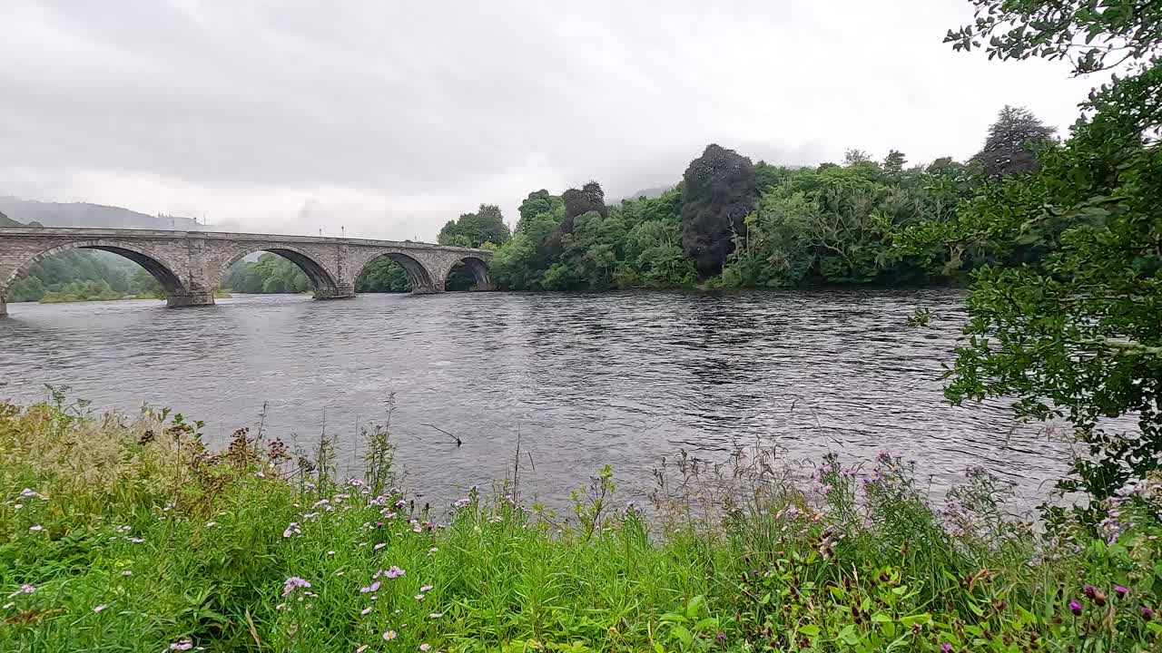 Een sereen riviergezicht met een historische brug