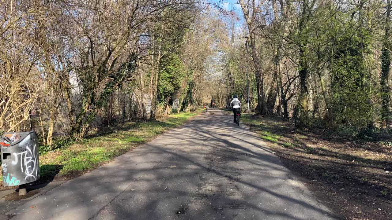 작은 집과 자연으로 둘러싸인 좋은 날씨에 일부 사람들과 작은 도보 및 자전거 도로