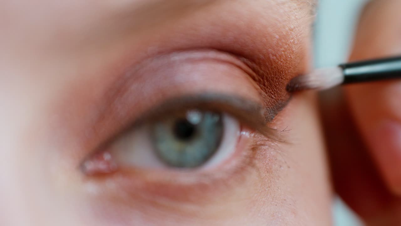 la aplicación de la sombra de ojos