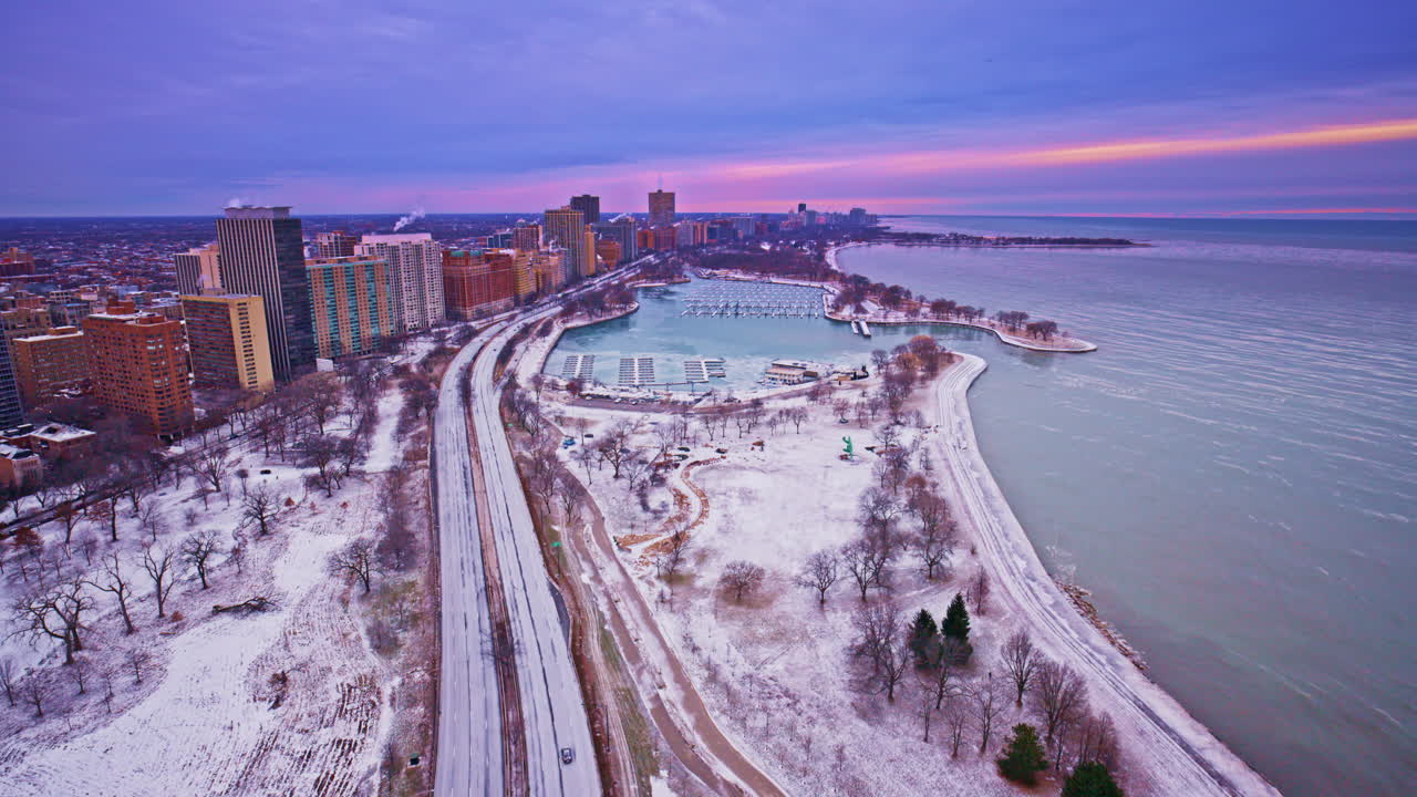Scène aérienne par drone du quartier du Loop de Chicago à l'aube hivernale.