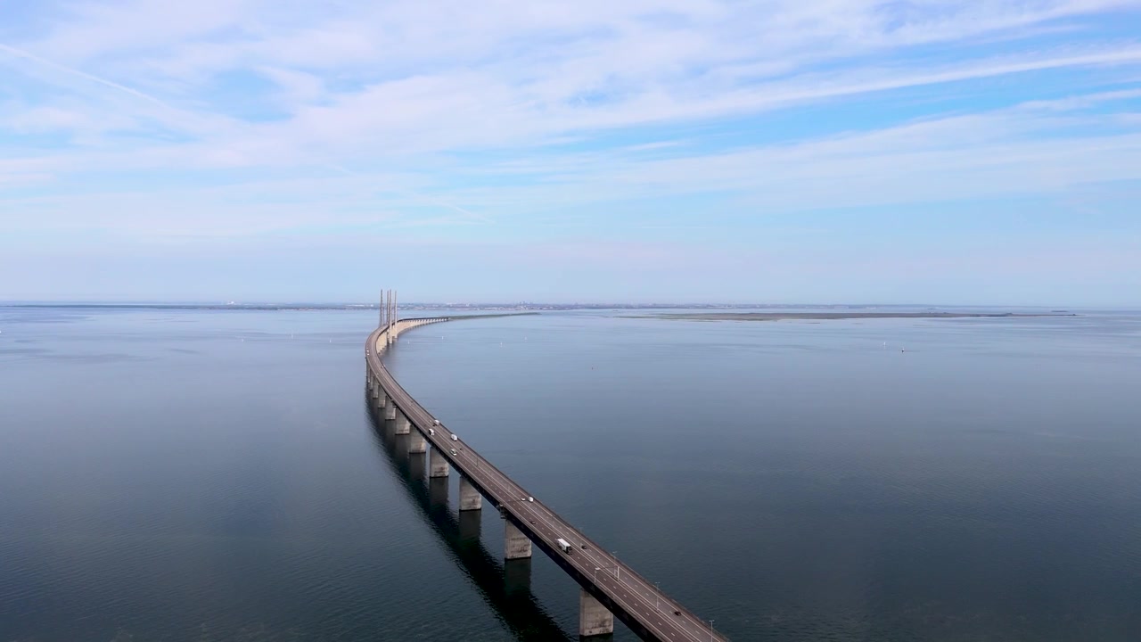 Volo in avanti verso il basso e lateralmente, vista drone del ponte di Öresund