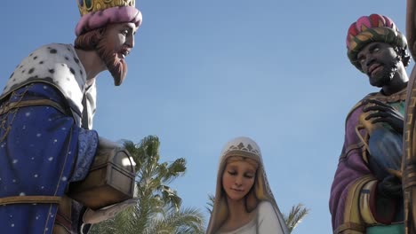escena de la natividad con tres reyes