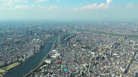 Vista-Aérea-De-Tokio-Y-Parte-De-Un-Río-Desde-La-Torre-Skytree