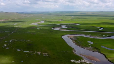 Dolly-Inverso-De-Drones-Sobre-Sinuosas-Orillas-De-Ríos-Y-Meandros-En-La-Llanura-De-Pastizales-De-Mongolia