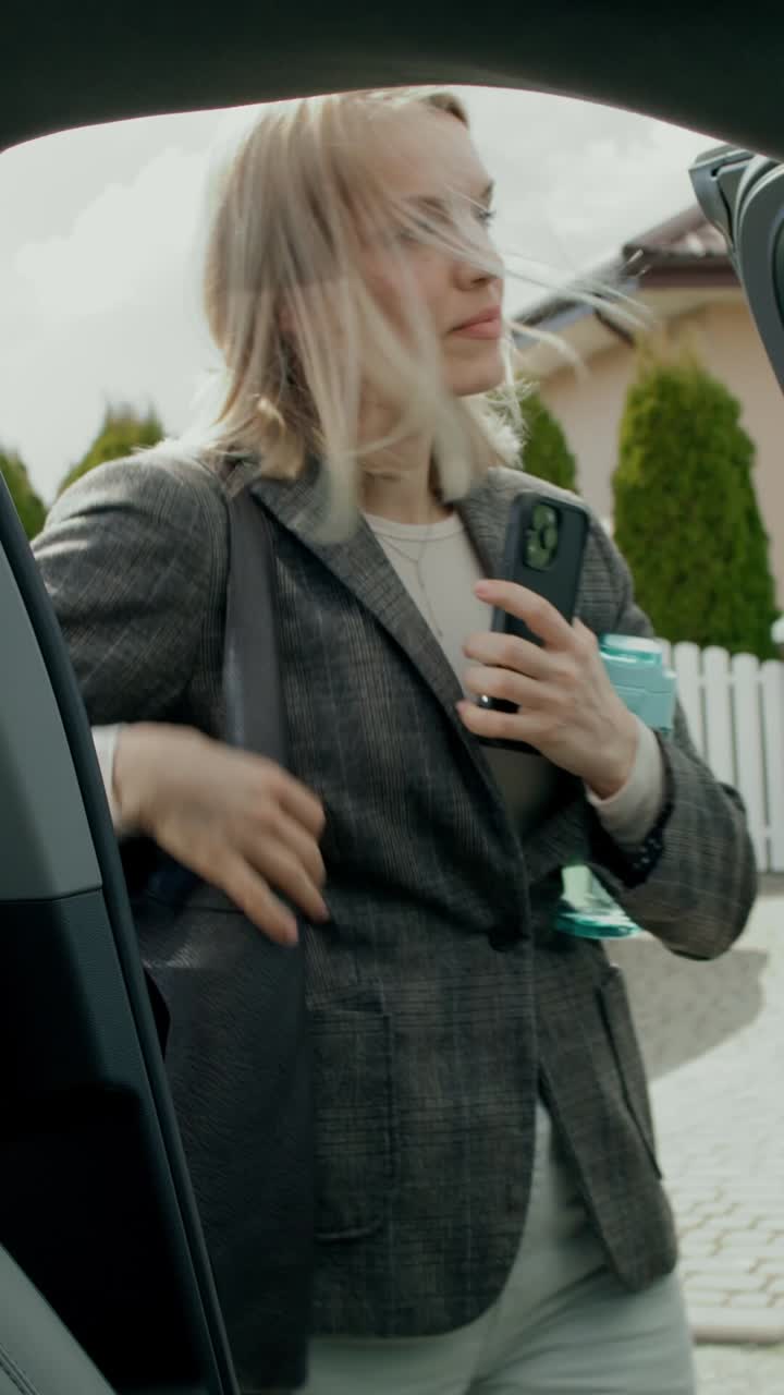 una mujer saliendo de un coche.