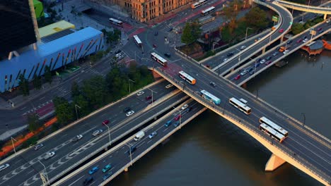 Tráfico-En-La-Vía-De-Autobús-Del-Sureste-Y-La-Autopista-Del-Pacífico-Cerca-De-La-Biblioteca-De-Brisbane-Square-Al-Atardecer