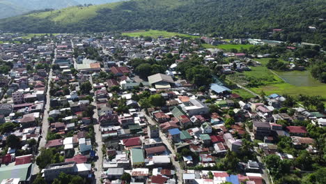 Panoramaaufnahme-Einer-Wunderschönen-Wohngegend-Mit-Grünen-Bergen,-Philippinen