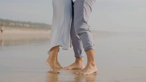 Piernas-Primer-Plano-De-Una-Joven-Pareja-Caucásica-Caminando-Por-La-Playa.