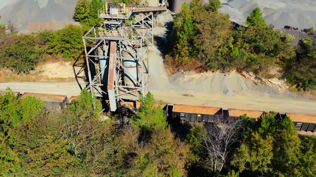 Imponente nastro trasportatore in un'operazione di estrazione a cielo aperto presso la cava di Martin Marietta - Jones Mill, Arkansas, USA. Ripresa aerea.