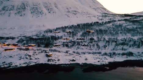 Vista-Aérea-Del-Hermoso-Paisaje-De-Los-Alpes-De-Lyngen,-Noruega.