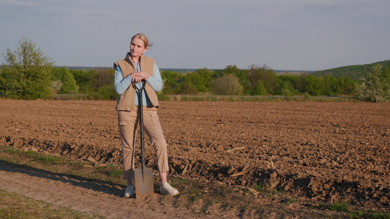 женщина-фермер на поле