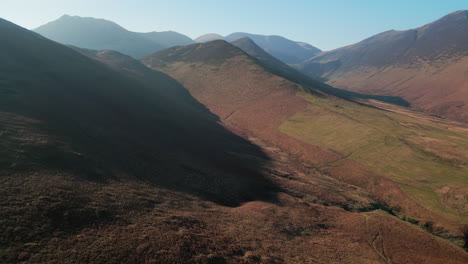 Flug-über-Die-Englische-Seenlandschaft-In-Richtung-Einer-Nebligen-Bergkette-Im-Englischen-Lake-District-Im-Vereinigten-Königreich