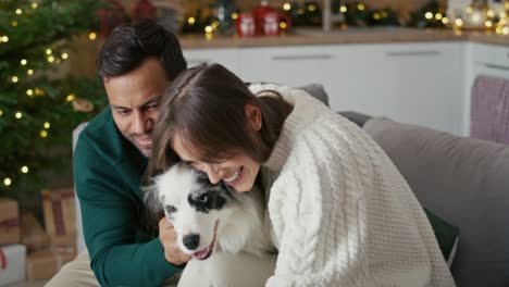 Glückliches-Paar-Mit-Mehreren-Ethnien,-Das-Während-Der-Weihnachtszeit-Ein-Selfie-Mit-Hund-Macht.