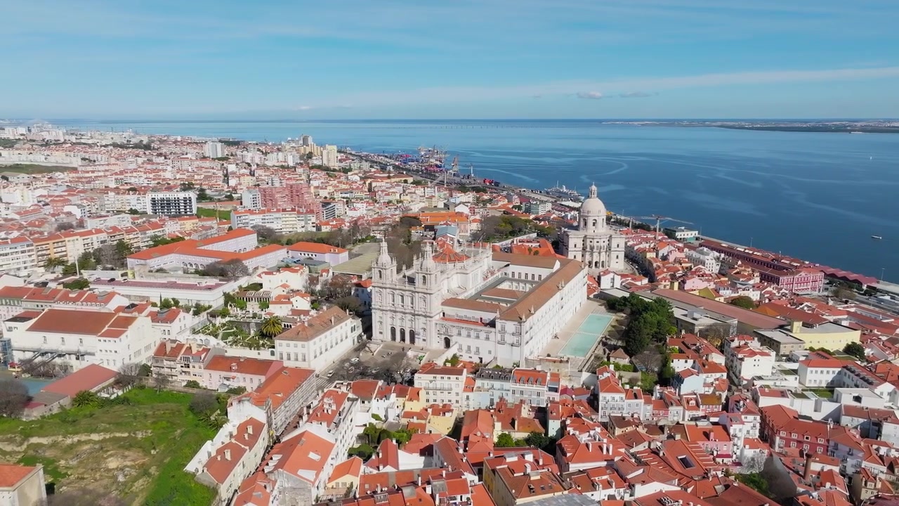 Lenta panoramica con drone del Pantheon Nazionale, Lisbona a mezzogiorno. Giornata luminosa e soleggiata, cielo azzurro limpido. Architettura barocca storica. Portogallo