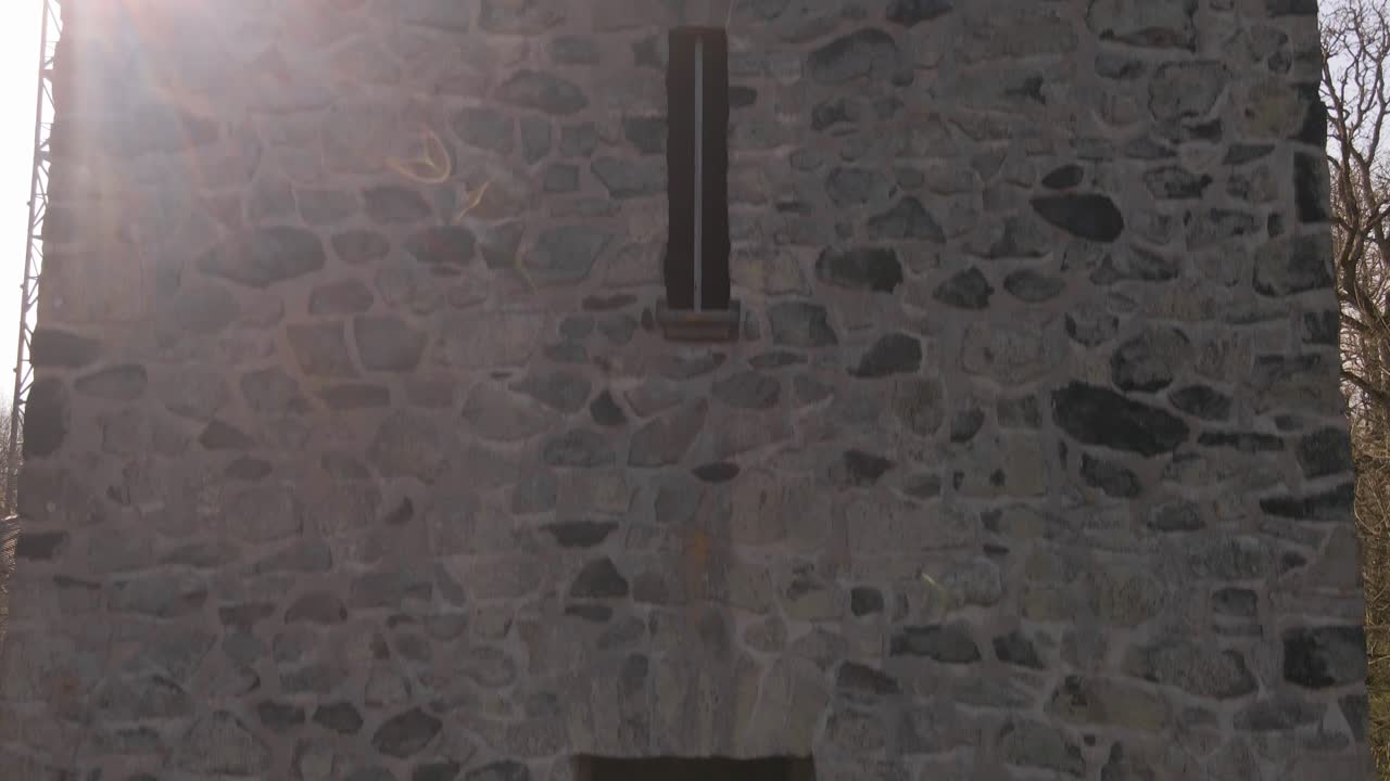 그의 전화에 창 밖으로 매달려 관광객과 함께 wetzlar 타워의 천천히 상승하는 공중 샷