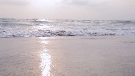 Sonnenuntergang-Am-Strand-Wellen-Nahaufnahme-Sonne-Scheint-Auf-Dem-Wasser