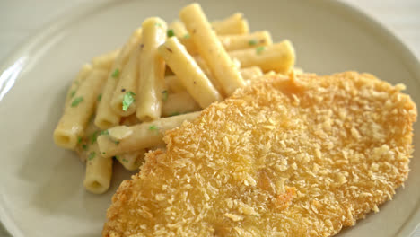 Pasta-Casera-Quadrotto-Penne-Salsa-De-Crema-Blanca-Con-Pescado-Frito