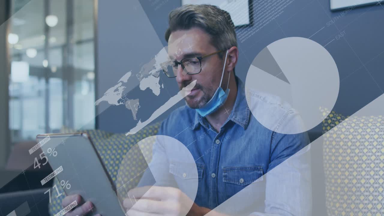 animación del procesamiento de datos financieros sobre un hombre de negocios con máscara facial utilizando una tableta en la oficina
