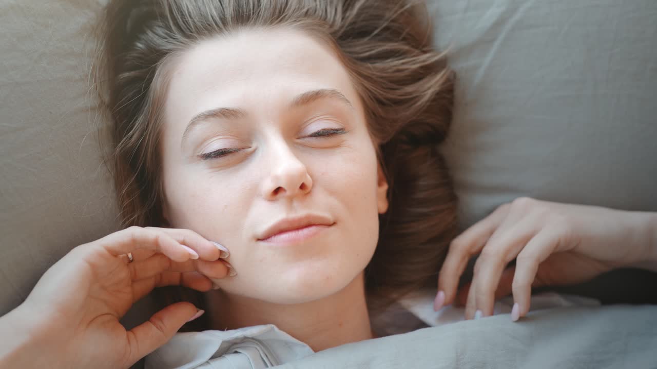 mujer durmiendo en la cama