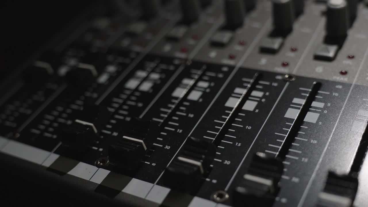 toma macro del mezclador de audio de ingeniería de sonido, luz de sombreado