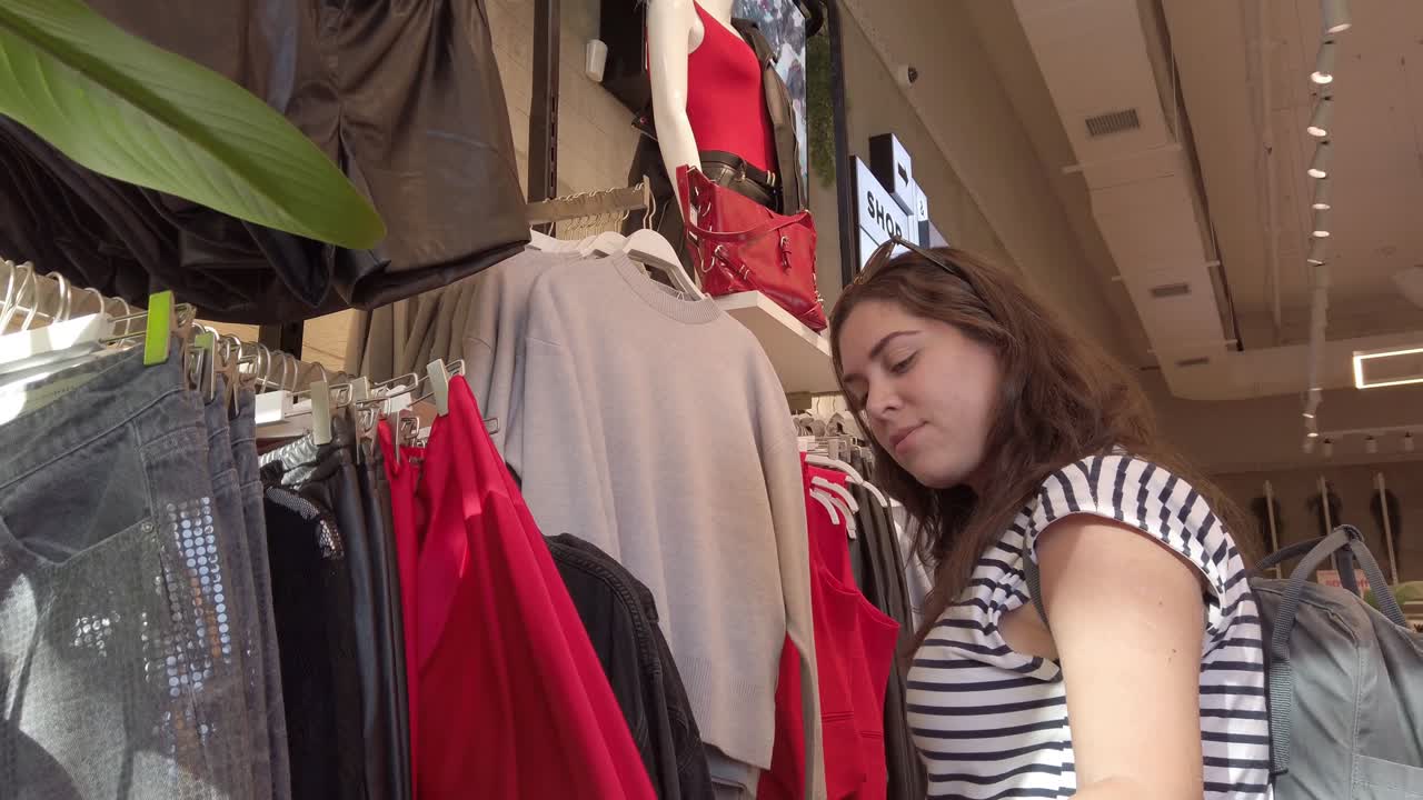 mujer comprando ropa en una tienda de ropa
