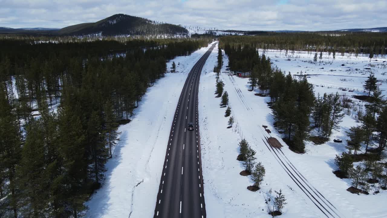 눈 인 풍경 을 가로질러 가는 겨울 길