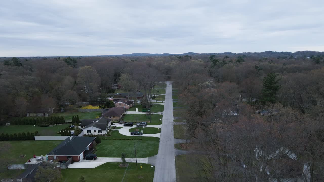 Pochmurna pogoda wzdłuż wybrzeża Michigan w małym miasteczku Norton Shores.