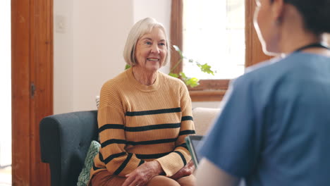 Atención-Sanitaria,-Conversación-Y-Médico-Con-Personas-Mayores.