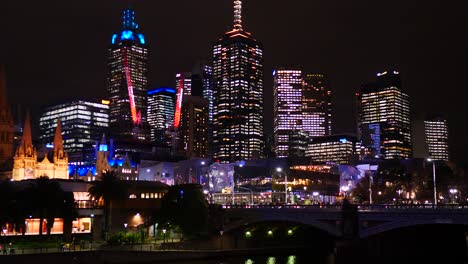 Vista-Del-Horizonte-De-Melbourne-Cbd-En-La-Noche-Desde-La-Orilla-Sur,-Yarra-Riverside-Nighttime,-Melbourne