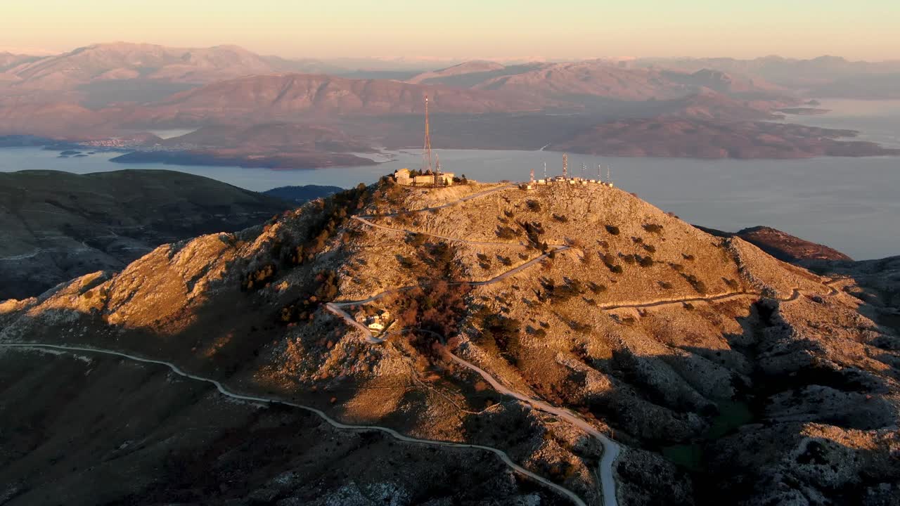 vista aérea de pantokrator, la montaña más alta de la isla de corfú, grecia