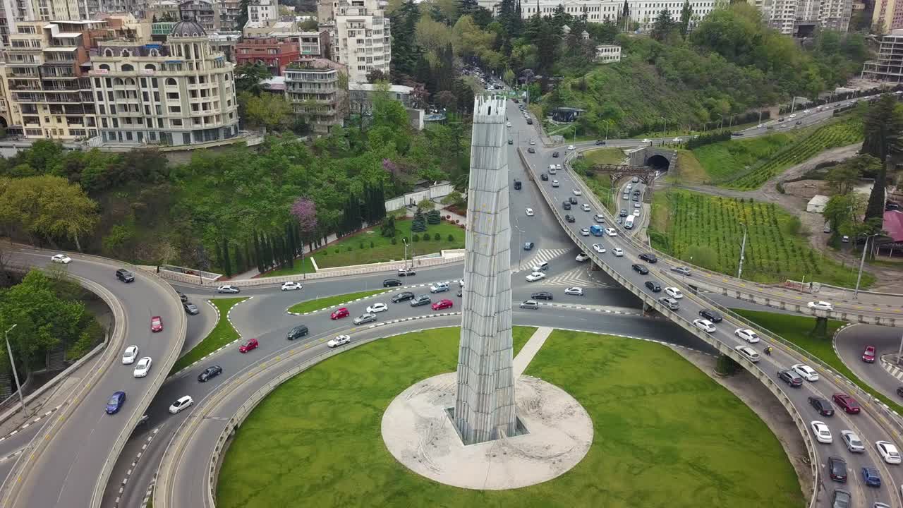 tráfico circular de automóviles en la ciudad vista aérea. panorama de tráfico de tbilisi.