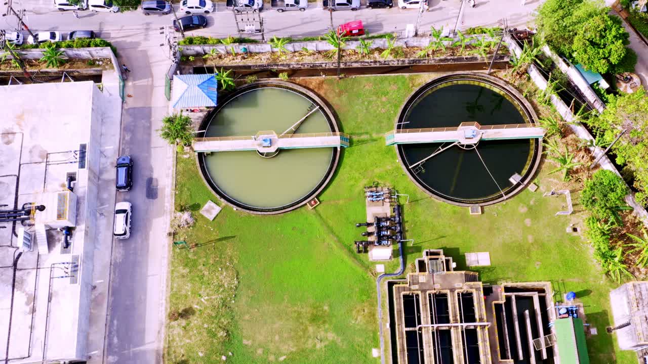 공중 조종기 위에서 아래로 볼 수 있는 명확화기 퇴적 크. 공중에서 볼 수 있는 수처리 시설. 재순환 고체 접촉 명확화자 퇴적크의 상단 크