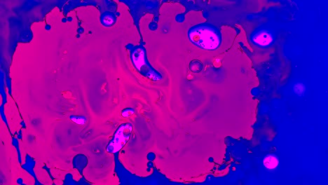 tinta de acuarela rosa y azul en agua con aceite. fondo de tendencia futurista.