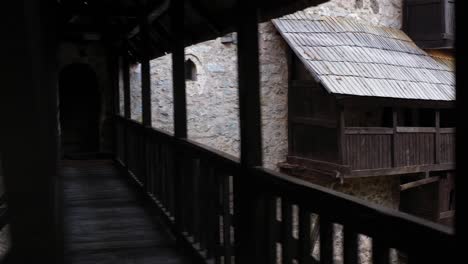 El-Edificio-Histórico-En-Manastir-Macedonia-Rodeado-De-árboles-Y-Plantas-Durante-El-Día---Plano-General