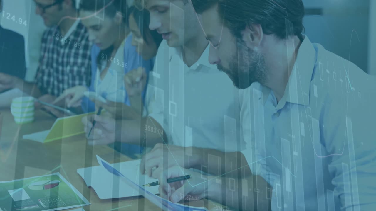 animación de procesamiento de datos estadísticos sobre dos hombres diversos discutiendo sobre documentos en la oficina