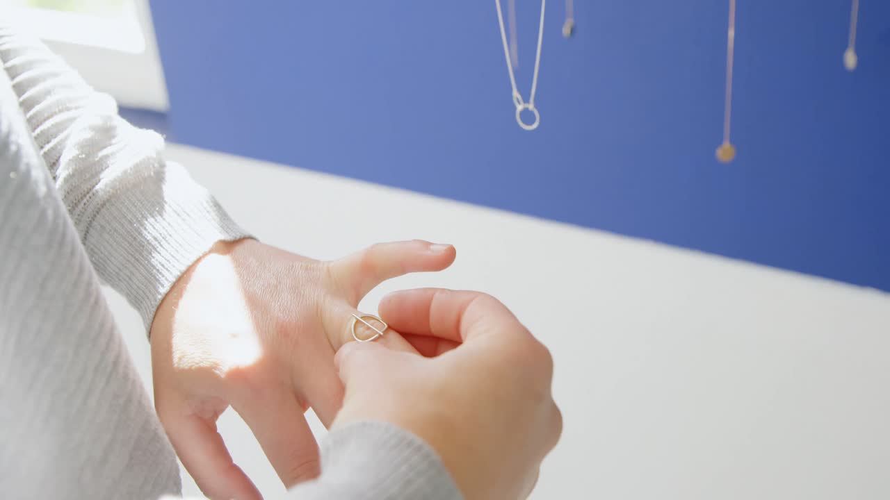 부티크 가게에서 보석을 확인하는 여성 고객 4k