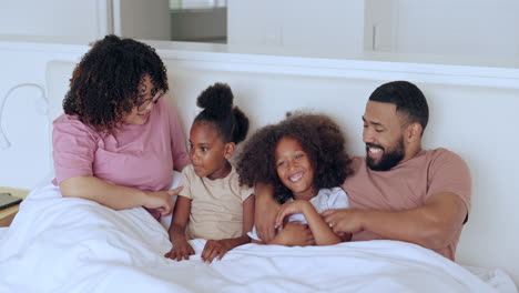 Parents,-children-and-laughing-in-bed