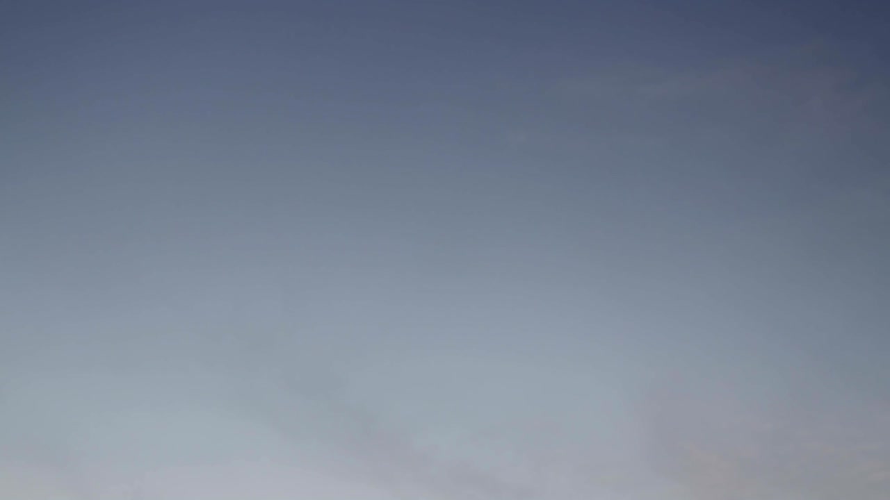 4k 타임 스: 구름을 배경으로 아름다운 파란 하늘.