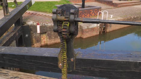 vista cercana de 4k de un engranaje de la puerta del canal en el canal bridgewater y taunton